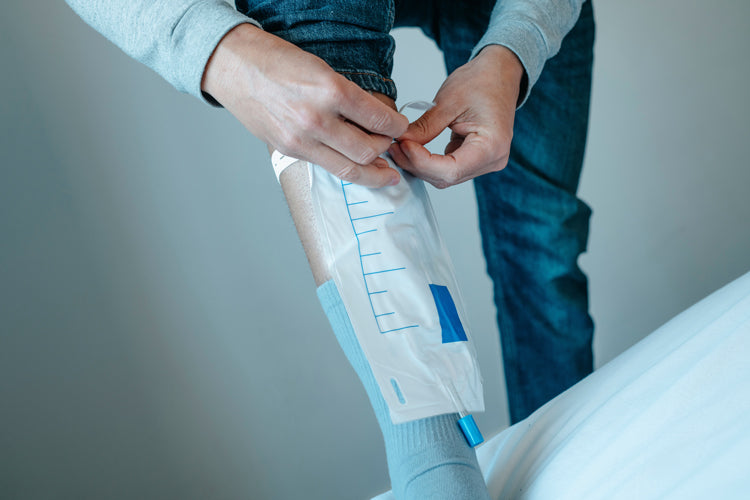 Cintas con gemelos para sujeción de bolsa recogida de orina pierna